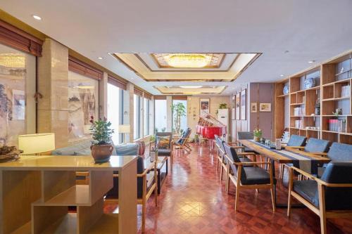 a restaurant with tables and chairs in a room at Huangshan Yupinglou Hotel in Huangshan