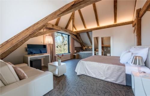 Rúm í herbergi á Yard Resort