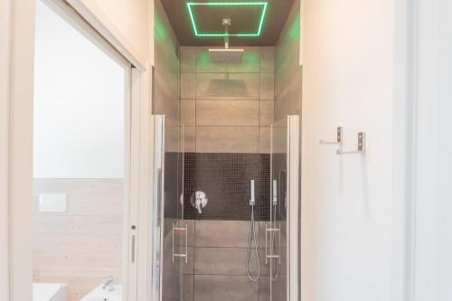 baño con ducha con techo verde en Casa di Silvia. Sei km da Como, en Lipomo