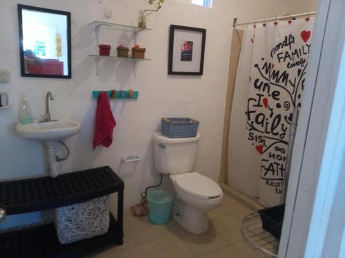 a bathroom with a toilet and a sink at Estudio Quetzales Cancun in Cancún