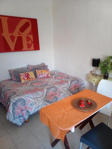 a small room with a bed and a table at Estudio Quetzales Cancun in Cancún