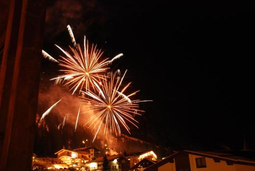 ein Feuerwerk am Himmel in der Nacht in der Unterkunft Pension Steinkogel in Sankt Leonhard im Pitztal