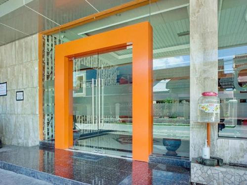 una puerta naranja frente a un edificio en OYO 3157 Grand City Inn, en Pampang