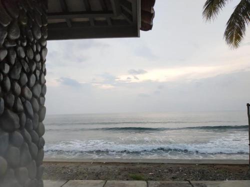 Фотография из галереи OYO 3303 Penginapan Putri Asih Sawarna в городе Sawarna