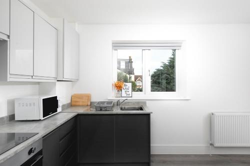Küche/Küchenzeile in der Unterkunft CoZy Apartments With King Size Beds Near Enfield Town & Chase Farm Train Stations With Wifi and Parking