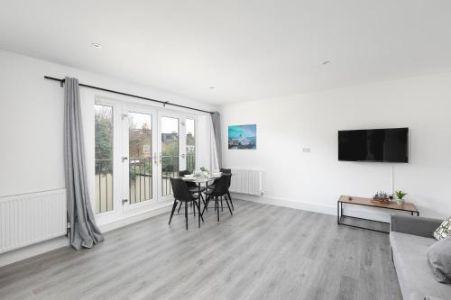 TV/Unterhaltungsangebot in der Unterkunft CoZy Apartments With King Size Beds Near Enfield Town & Chase Farm Train Stations With Wifi and Parking