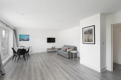 TV/Unterhaltungsangebot in der Unterkunft CoZy Apartments With King Size Beds Near Enfield Town & Chase Farm Train Stations With Wifi and Parking