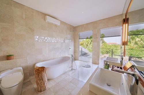 Bilik mandi di The Kasih Villas & Spa