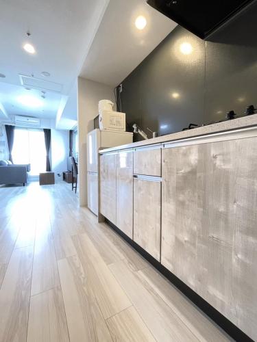a kitchen with a counter and a counter top at 1101 札幌中心部 アクセス最高 すすきの駅より徒歩5分 in Sapporo