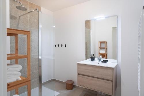 une salle de bain avec un lavabo et une douche dans l'établissement Magnifique appartement niché dans une pinède, à Sanary-sur-Mer