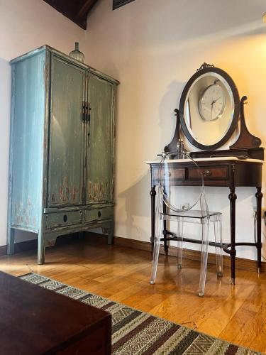 a room with a table and a green cabinet and a chair at Gar Anat Hotel Boutique in Granada