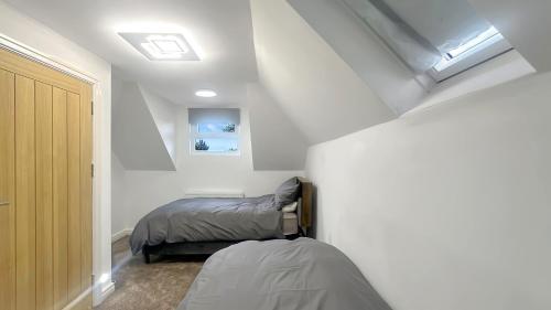 Postel nebo postele na pokoji v ubytování 4br-7guests-freeparking-garden-nearmanchester