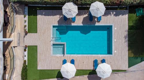 Bazén v ubytovaní Nancy's budget villa with pool & Jacuzzi by "elite" alebo v jeho blízkosti