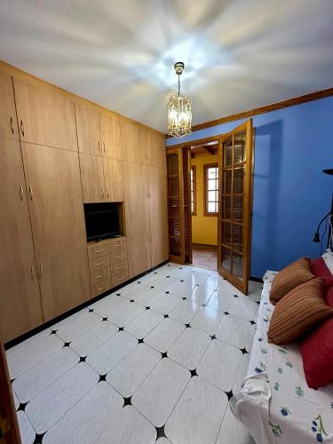a room with a room with a bed and a tv at Casa Loli y Las in Agaete