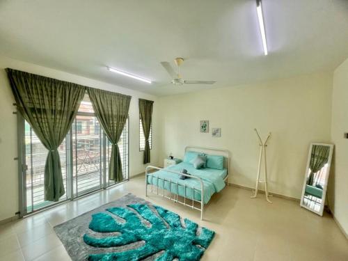 a bedroom with a blue bed and a large window at Comel House Hadapan Hospital Sultanah Bahiyah Alor Setar- Teres 2 Tingkat Vistana Indah Depan HSB 4 Bilik Airconds & Ruang tamu aircond dan free wifi in Kampong Masjid