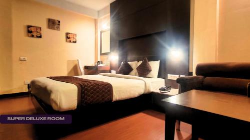 Una cama o camas en una habitación de Mount Embassy