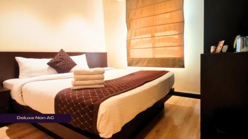Una cama o camas en una habitación de Mount Embassy