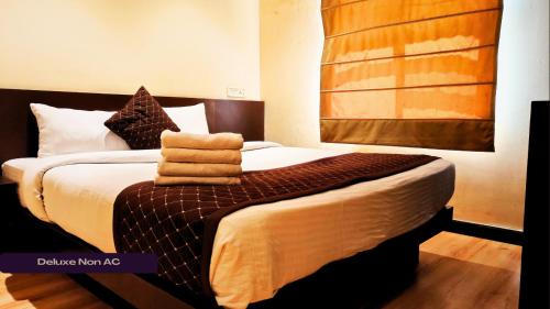Una cama o camas en una habitación de Mount Embassy