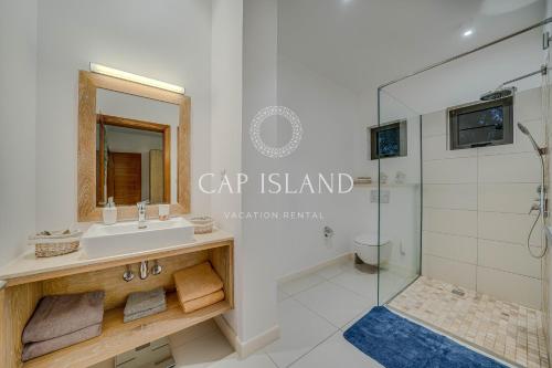 a bathroom with a sink and a shower at Villa Exotique à 450m de la Plage - Accessible PMR in Cap Malheureux