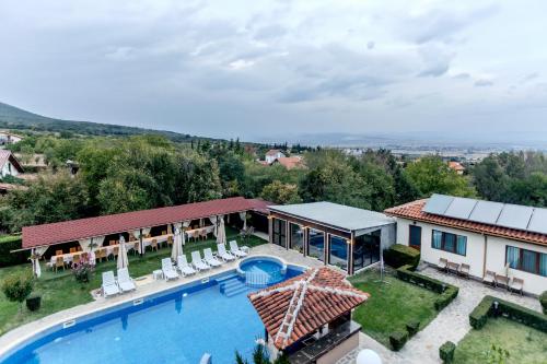 Kolam renang di atau dekat dengan Вила Флора Паталеница