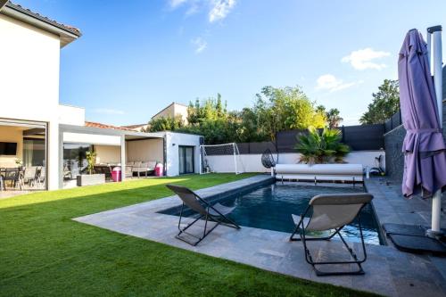 Kolam renang di atau dekat dengan Maison Architecte avec Salle de Cinéma