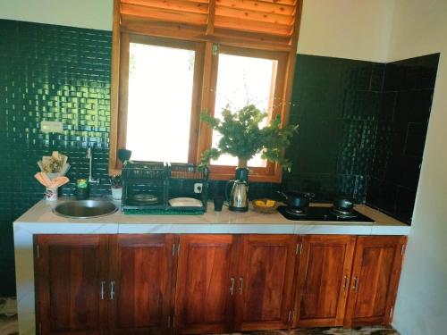 Kuchyň nebo kuchyňský kout v ubytování The Joglo by Ketapang