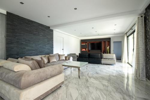 Ruang duduk di Maison Architecte avec Salle de Cinéma
