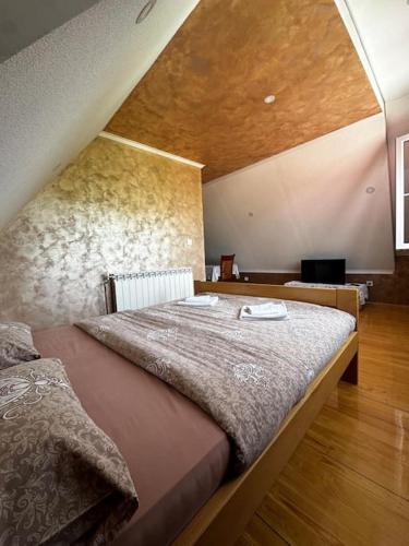 Un dormitorio con una cama grande en una habitación. en Gorstak 6, en Motički Gaj