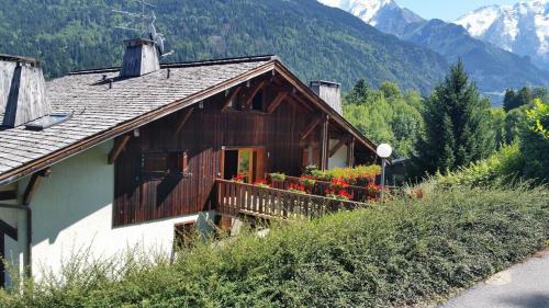 une maison avec un balcon fleuri dans l'établissement Perle des Alpes, à Saint-Gervais-les-Bains