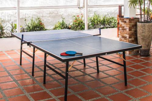 - une table de ping-pong avec une raquette dans l'établissement TropiCoco Beach Resort Koh Phangan, à Haad Yao