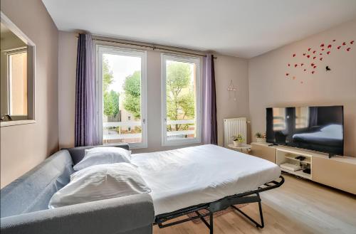 une chambre avec un lit et une grande fenêtre dans l'établissement Appartement familial proche métro, à Créteil