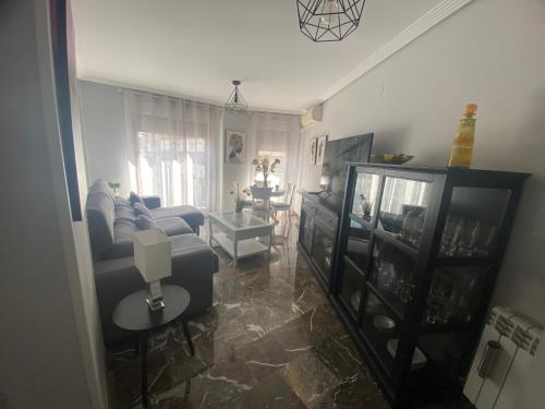 a living room with a couch and a table at Apartamento en centro ciudad con garaje y aire acondicionado in Albacete