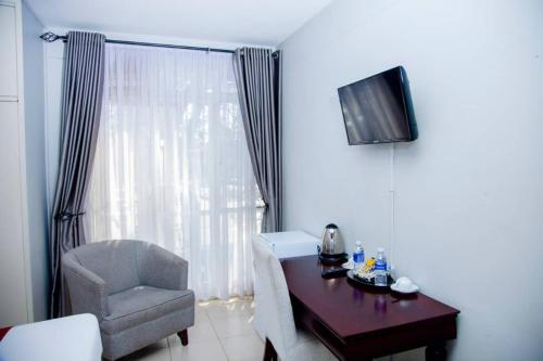 TV a/nebo společenská místnost v ubytování The Grand Selous Hotel & Conference Centre