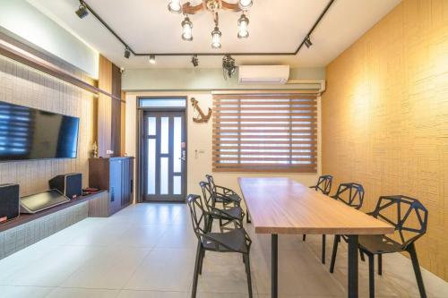 a dining room with a wooden table and chairs at 寵物友善-無門禁24小時進出-竹蜻蜓民宿 in Wujie