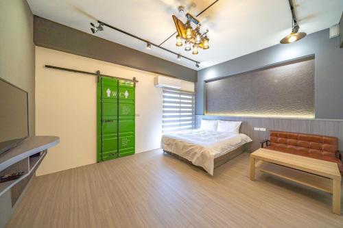 a bedroom with a bed and a green door at 寵物友善-無門禁24小時進出-竹蜻蜓民宿 in Wujie
