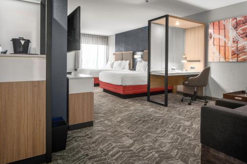 埃佩克斯SpringHill Suites by Marriott Raleigh Apex的配有床和书桌的酒店房间