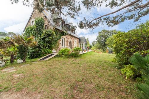 une cour vide devant une maison dans l'établissement Grande Maison, les pieds dans l'eau, Vacances Bord de Mer (50m de la plage)., à Penvénan