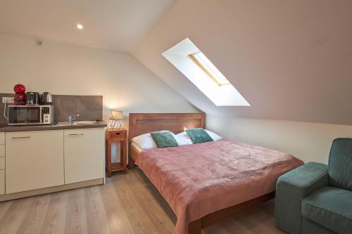 1 dormitorio con 1 cama con microondas y silla en Rybna - Old Town Residence, en Praga