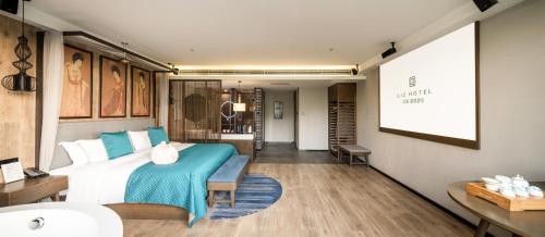 a hotel room with a bed and a bathroom at Mehood Lestie, Zhangbaliu Road, Xi'an High-tech Zone in Chang'an