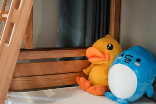a stuffed rubber duck sitting next to a mirror at Mehood Lestie, Zhangbaliu Road, Xi'an High-tech Zone in Chang'an