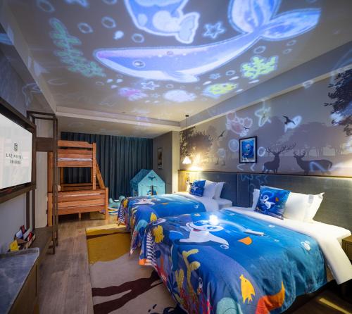 a childrens bedroom with two beds and a ceiling with a fish mural at Mehood Lestie, Zhangbaliu Road, Xi'an High-tech Zone in Chang'an