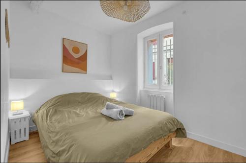 une chambre avec un lit dans une pièce blanche dans l'établissement Grand deux pièces - Proche métro - Terrasse, à Toulouse