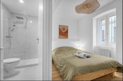 La salle de bains est pourvue d'un lit, d'une douche et de toilettes. dans l'établissement Grand deux pièces - Proche métro - Terrasse, à Toulouse