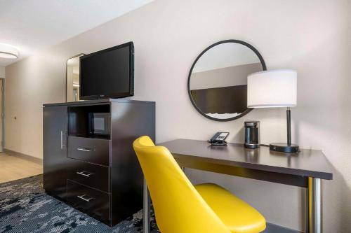 Comfort Inn & Suites Near Universal Orlando Resort-Convention Ctr Image
