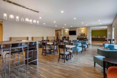 a restaurant with tables and chairs and a bar at MainStay Suites Bowling Green North in Bowling Green