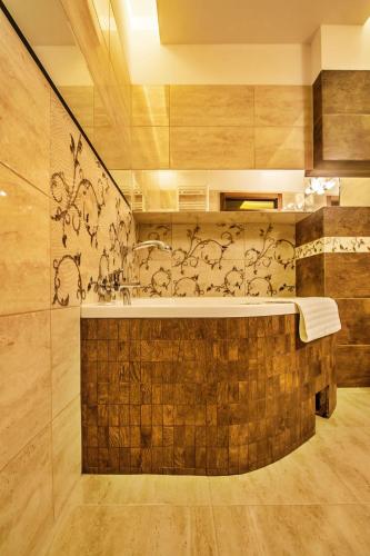 a bathroom with a sink and a bath tub at Hotel Tatarscy in Kalwaria Zebrzydowska