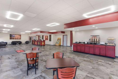a lobby with tables and chairs and a counter at Econo Lodge Cave City in Cave City