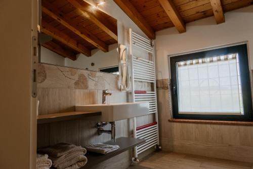 a bathroom with a sink and a window at agriturismo" il glicine bianco" in Monzambano