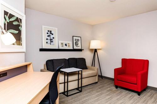Un lugar para sentarse en Country Inn & Suites by Radisson, Appleton Airport - Fox River Mall Area