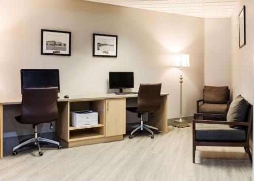 Una televisión o centro de entretenimiento en Country Inn & Suites by Radisson, Appleton Airport - Fox River Mall Area